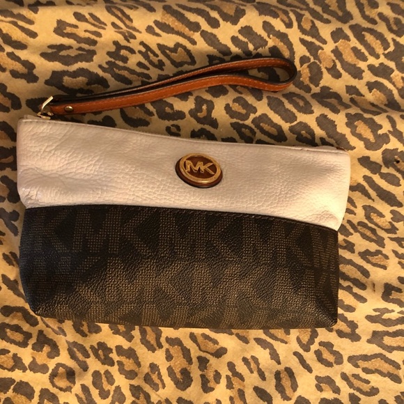 Michael Kors leather make up bag or wristlet W/strap has pockets for cards - Picture 3 of 14